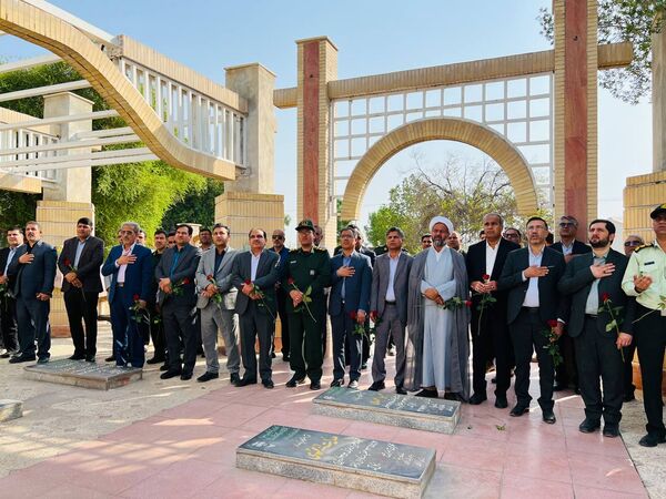گلزار شهداء ؛ میزبان مسئولان شهرستان عنبرآباد همزمان با آغاز هفته دفاع مقدس