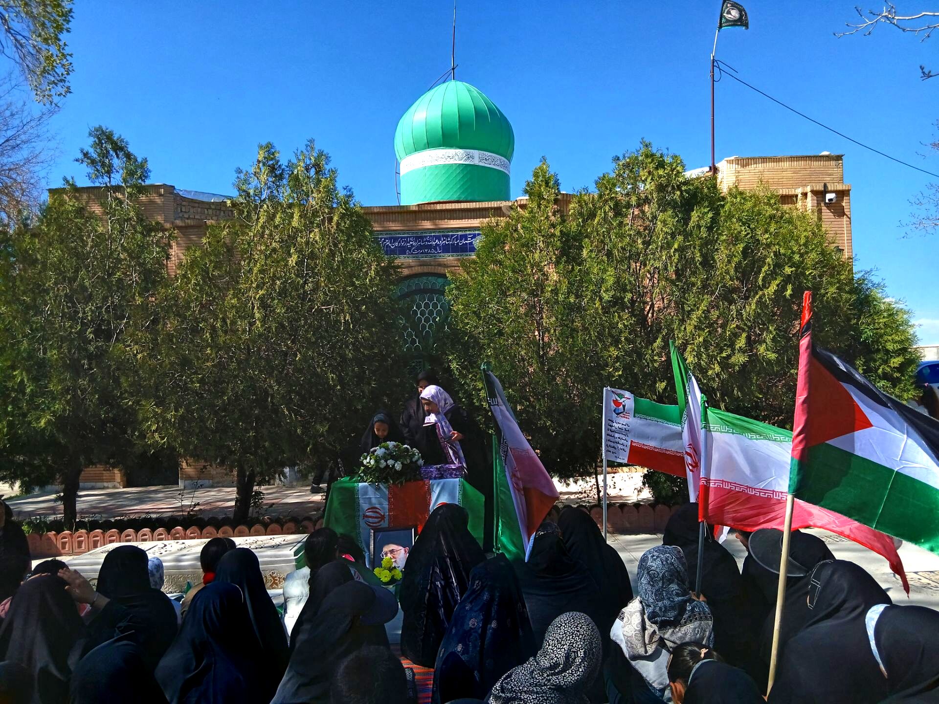 تجمع بانوان سامن در امام‌زاده عبدالله؛ همبستگی دختران ایران با یاد دختران میناب