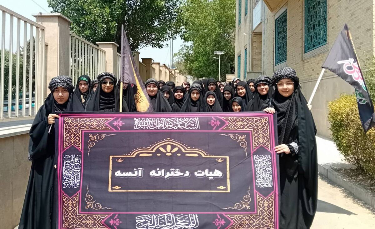 ۱۲۰۰‌ دانش‌آموز در حرکتی نمادین، پیاده‌روی اربعین را بازسازی کردند