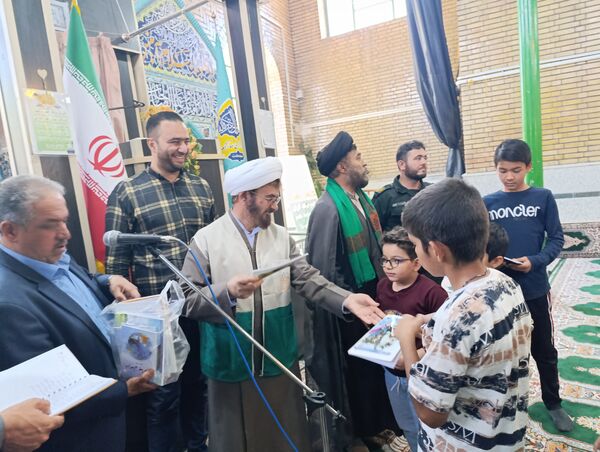 اهدای هدایای متبرک به نمازگزاران سفیددشت