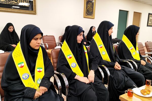 دیدار دختران دانش‌آموز سنندجی با نماینده ولی‌فقیه در کردستان 