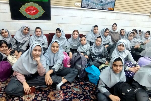 حضور دانش‌آموزان دبستان حاتم ناحیه دو شهرری در مراسم ضیافت افطاری 