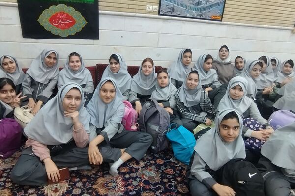 حضور دانش‌آموزان دبستان حاتم ناحیه دو شهرری در مراسم ضیافت افطاری 