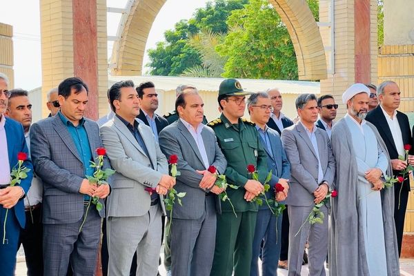 گلزار شهداء ؛ میزبان مسئولان شهرستان عنبرآباد همزمان با آغاز هفته دفاع مقدس