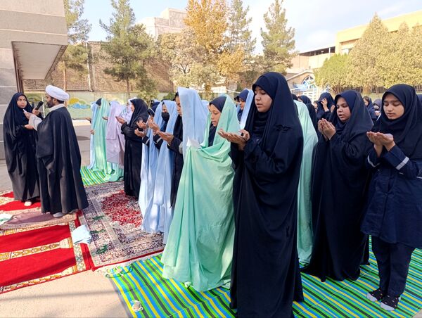 اقامه نماز باران در مدرسه شاهد قدسیان