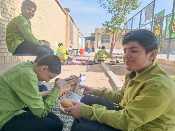 ناهار وحدت با طعم  شادی و لذت در مدرسه شاهد حاج مصلحیان