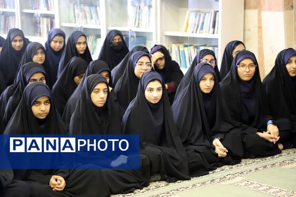 نشست پرسش و پاسخ با حضور نماینده ولی فقیه در استان و امام جمعه در دبیرستان نمونه فرهنگ