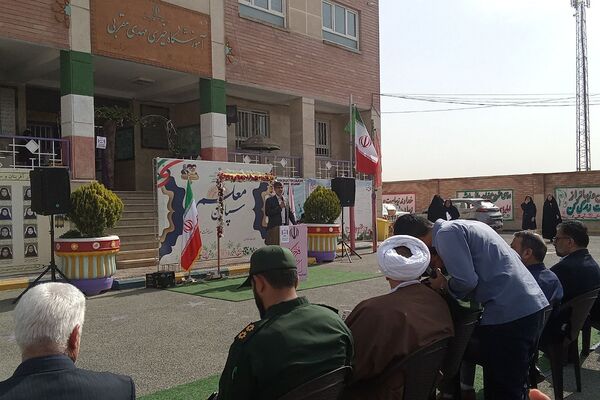 پاسداشت مقام شامخ معلم در آموزشگاه هیأت امنایی فرزانگان ملارد؛ با نواختن زنگ سپاس معلم 