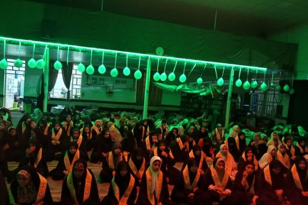 اعتکاف دانش‌آموزی رباط‌کریم با پرچم‌گردانی حضرت ابوالفضل(ع)