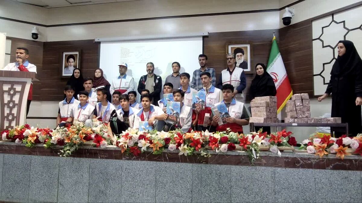  جام بشر دوستی بر روی دستان  دانش آموزان سرزمین طلای سبز