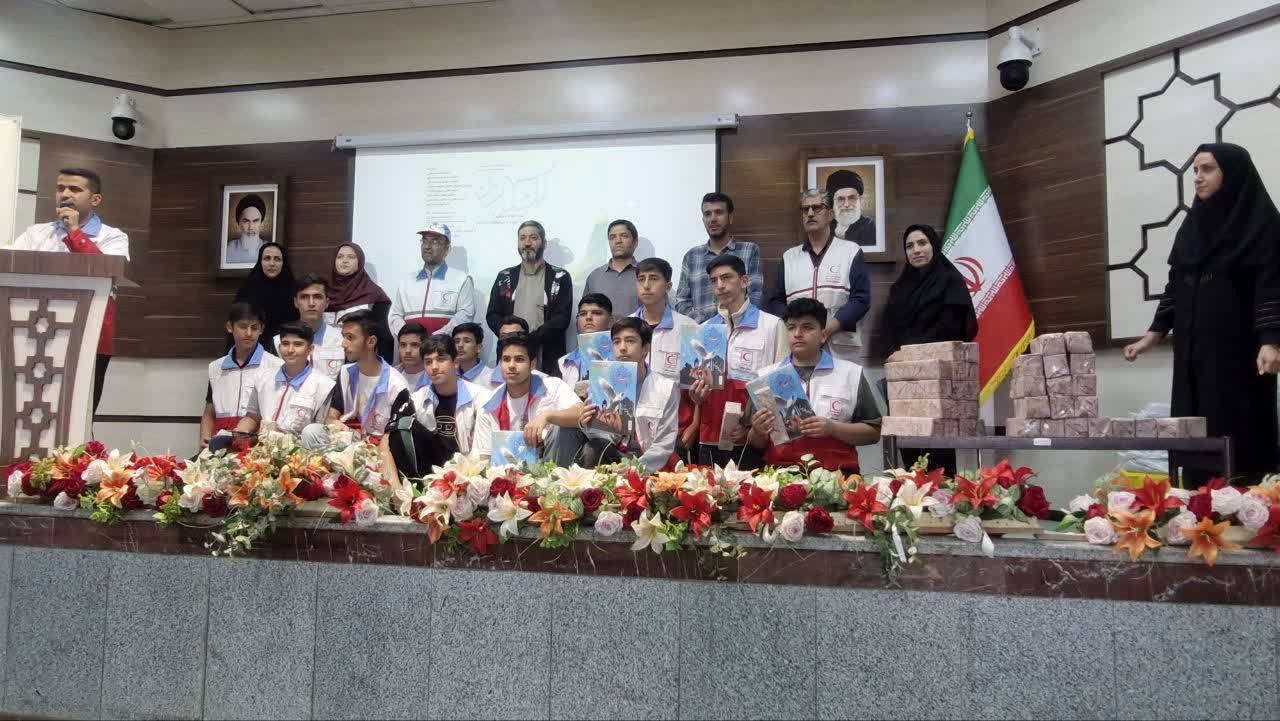  جام بشر دوستی بر روی دستان  دانش آموزان سرزمین طلای سبز