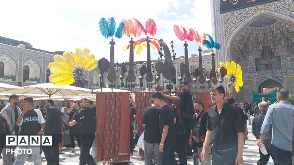 عزاداری گسترده زائران در صحن‌های حرم امام رضا (ع)