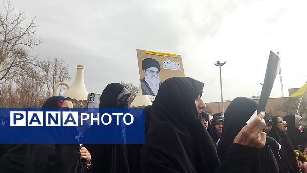 حضور افشار مختلف مردم نیشابور در راهپیمایی ۲۲ بهمن 