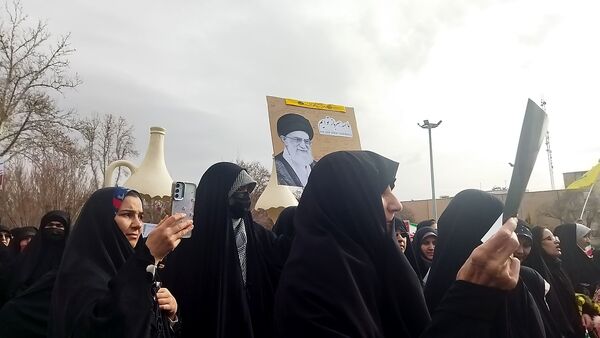 حضور افشار مختلف مردم نیشابور در راهپیمایی ۲۲ بهمن 