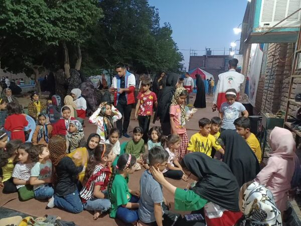 جشن غدیرخم توسط تیم‌های سحر هلال احمر در روستای زلزله‌زده محمدیه