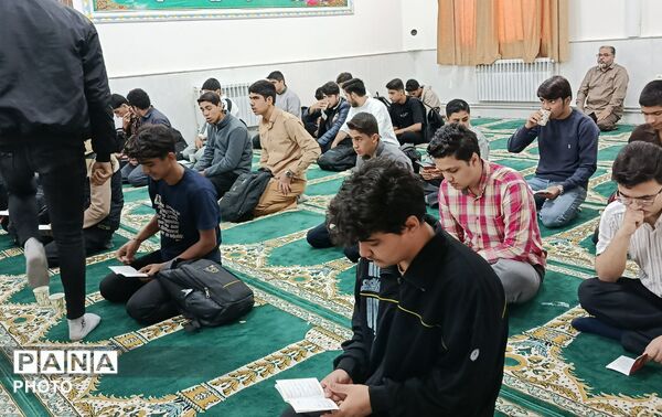 برپایی جلسه هفتگی زیارت عاشورا در دبیرستان شاهد مالک اشتر 