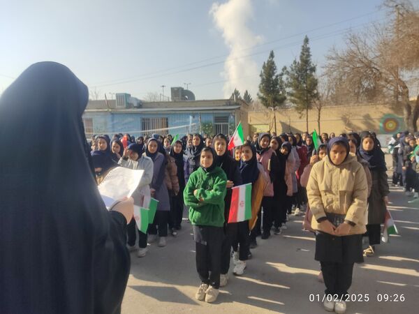 نواختن زنگ انقلاب در دبیرستان نوید ناحیه ۵ مشهد