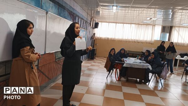 فستیوال سازه‌های ماکارونی در دبیرستان فرزانگان ناحیه یک اراک 