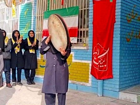 جشن تقدیر پیشتازان برگزیده پویش بوسه بر دستان مادر در دبیرستان دخترانه انقلاب اسلامی 