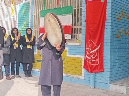 جشن تقدیر پیشتازان برگزیده پویش بوسه بر دستان مادر در دبیرستان دخترانه انقلاب اسلامی 