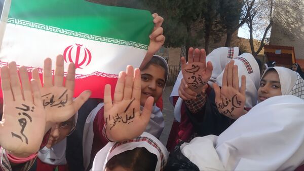 جشن دهه انقلاب و زنگ حماسه آفرینی انقلاب در دبستان شطیطه ۲