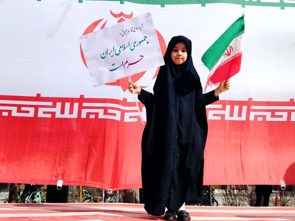 حضور دانش آموزان دبستان نرجس در راهپیمایی ۲۲بهمن 