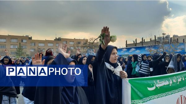 وداع دانش‌آموزان دبیرستان فرهنگیان ناحیه ۷ با شهید گمنام 