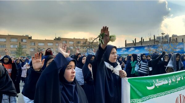 وداع دانش‌آموزان دبیرستان فرهنگیان ناحیه ۷ با شهید گمنام 