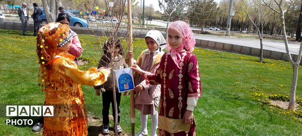 به یادهر غنچه بهشت نهالی در زمین می کاریم