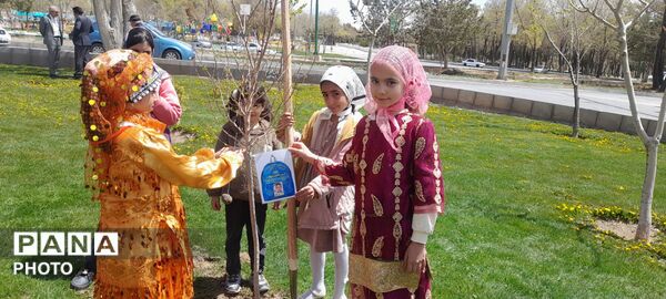 به یادهر غنچه بهشت نهالی در زمین می کاریم