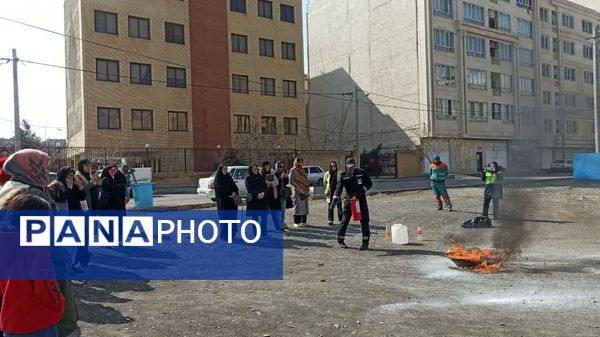آموزش اطفای حریق به داوطلبان دوام ثامن منطقه ۱۲ مشهد