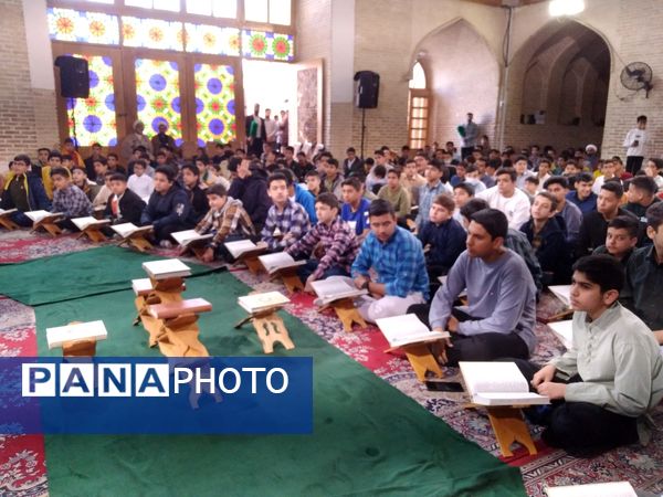 بزرگترین محفل دانش‌آموزی انس با قرآن در شهر یزد 