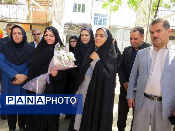بازدید مشاور وزیر آموزش و پرورش در امور زنان از دست‌سازه‌های دانش‌آموزان دبیرستان 22 بجنورد
