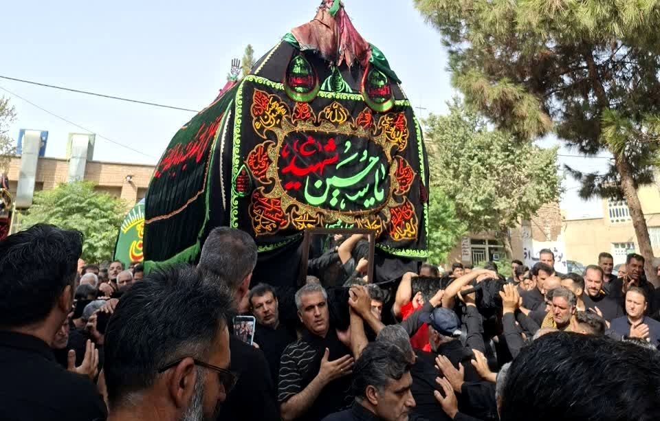 آیین نخل گردانی روز عاشورا با حضور کم نظیر مردم منطقه امامزاده بادرود