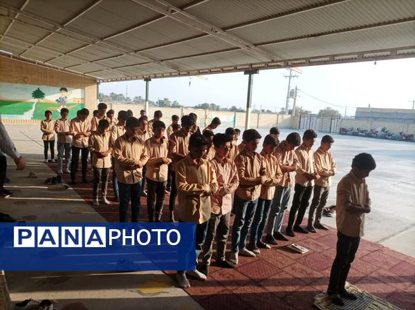 برگزاری نماز جماعت ظهر و عصر در مدرسه شهید حججی سیریک 