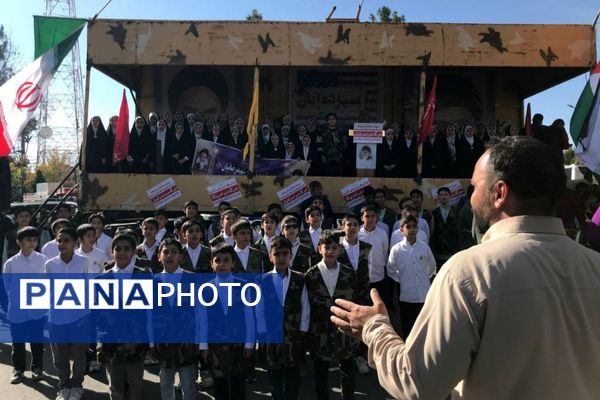 میدان‌داری دانش‌آموزان و همه‌ اقشار قوچانی در دفاع از ارزش‌های انقلاب 