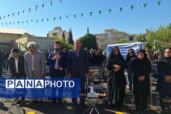 آیین نواختن زنگ مدرسه با شروع سال تحصیلی جدید 