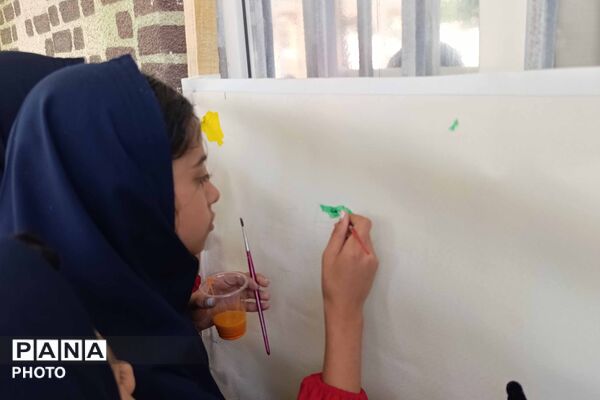 نقاشی دانش‌آموزان دختر در هفته کودک