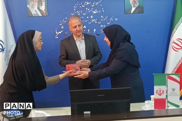 تقدیر از مراقبین سلامت در اداره آموزش و پرورش 