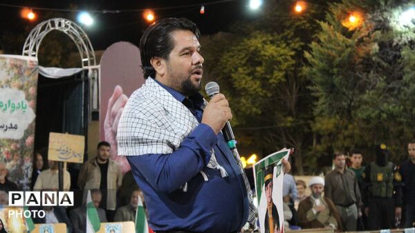 شبی در میدان با خانواده های شهدای مدرسه میناب