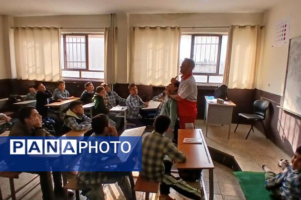 آموزش کمک‌های اولیه در مدرسه شهید فتوحی رباط‌کریم