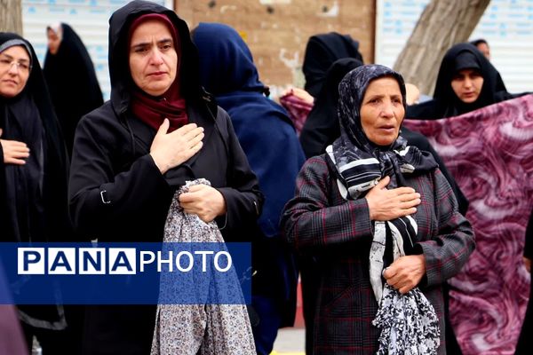 صفوف به‌هم پیوسته نمازگزاران در قروه