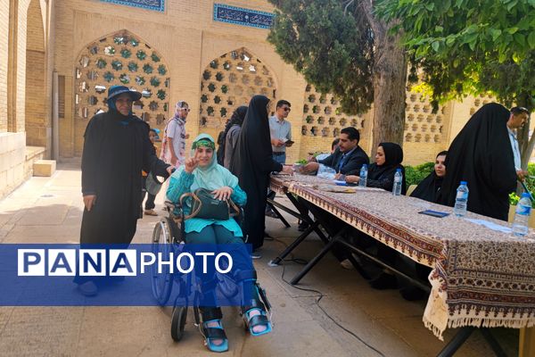 حضور پرشور مردم شیرازدرشعبه اخذ رأی حافظیه 