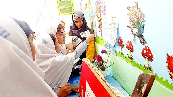 انتخابات شورای دانش آموزی در دبستان سمیه