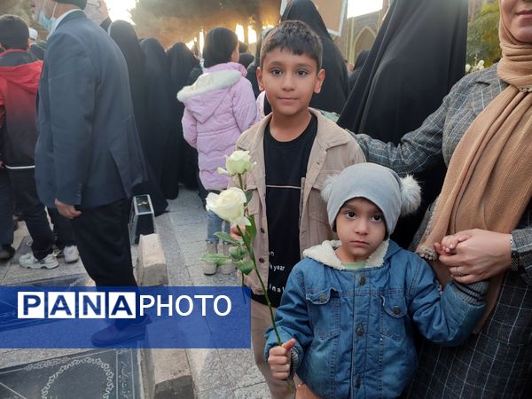 غبارروبی و عطرافشانی گلزار مطهر شهدا در نیشابور 