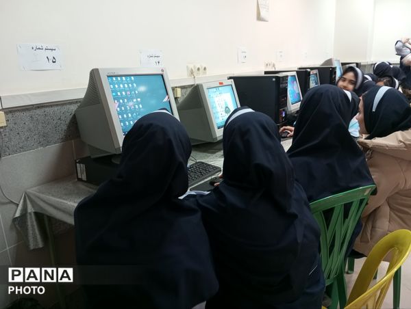 کلاس کامپیوتر ویژه دانش آموزان مدرسه ناهید نخودی 