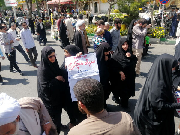 راهپیمایی نمازگزاران جمعه قم در حمایت از عملیات وعده صادق و طرح نور