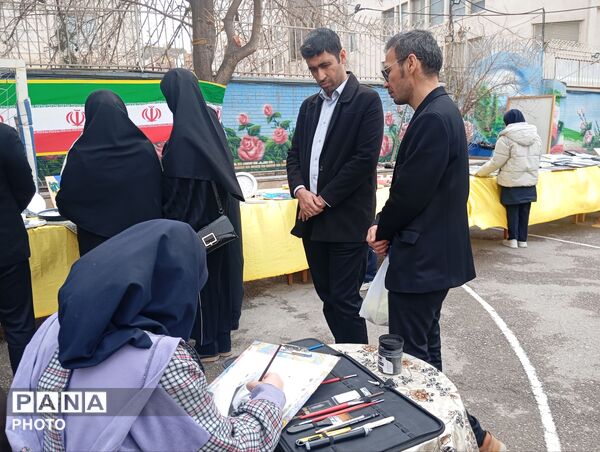 بازارچه کسب و کار دانش آموزی در دبیرستان افشار نژاد ناحیه پنج مشهد
