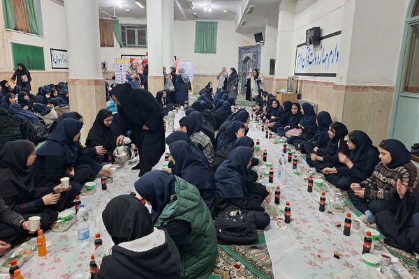 برگزاری مراسم احسان و افطار در دبیرستان حضرت ولیعصر (عج) ری یک 