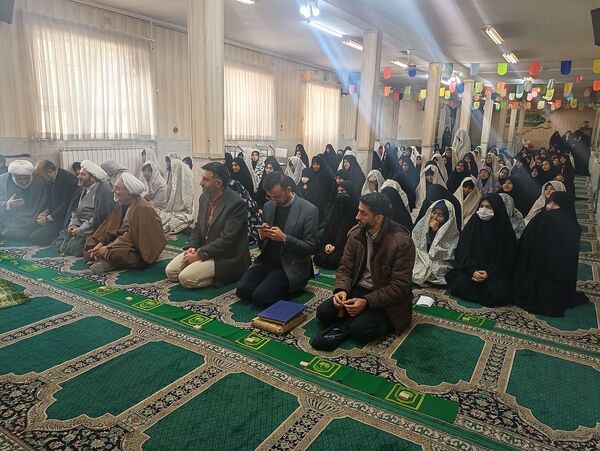 اقامه نماز جماعت در دبیرستان شاهد فاطمیه مشهد